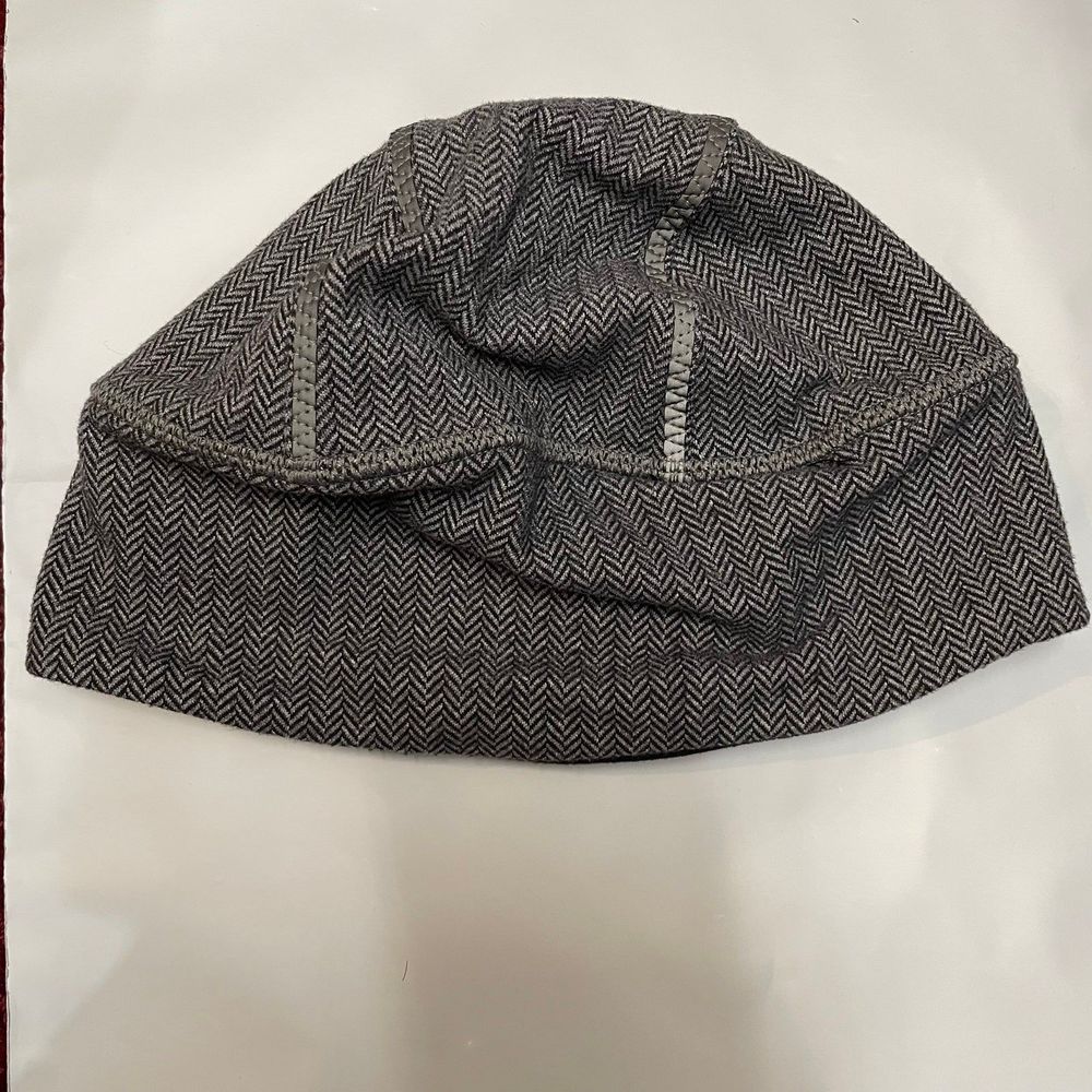 Ivivva by lululemon girls reversible winter hat with ponytail spot